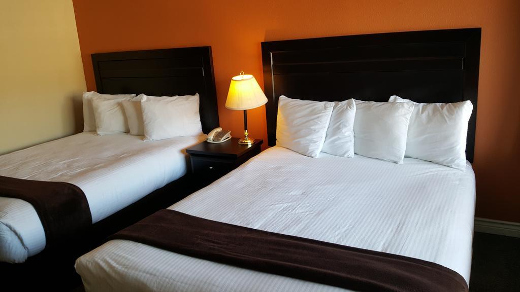 North Pointe Inn And Suites Kelowna Eksteriør billede
