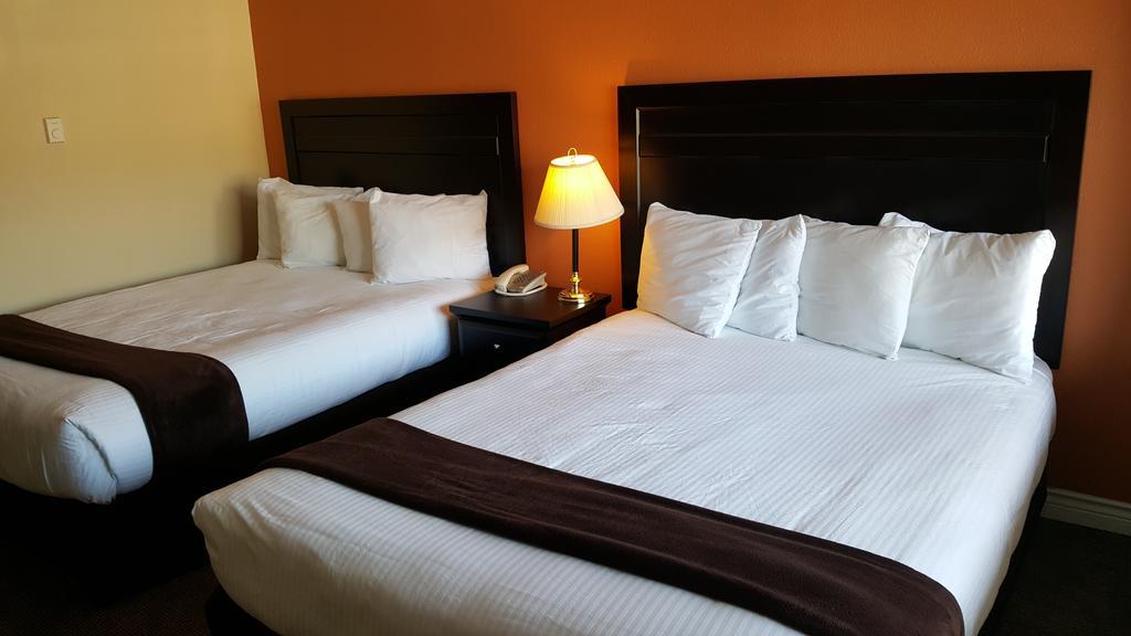 North Pointe Inn And Suites Kelowna Eksteriør billede