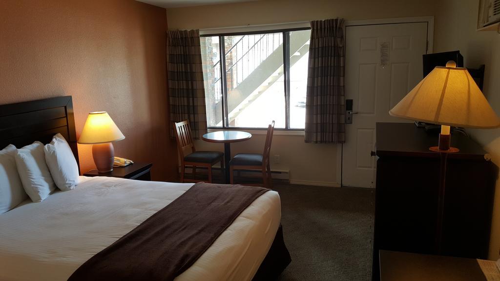 North Pointe Inn And Suites Kelowna Eksteriør billede