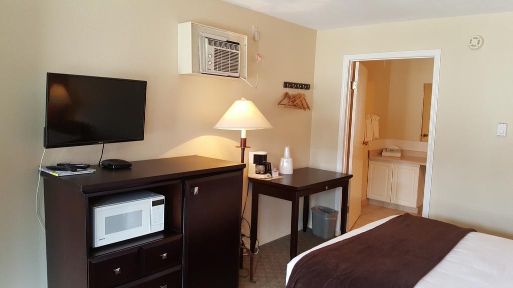 North Pointe Inn And Suites Kelowna Eksteriør billede