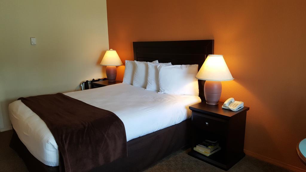 North Pointe Inn And Suites Kelowna Eksteriør billede